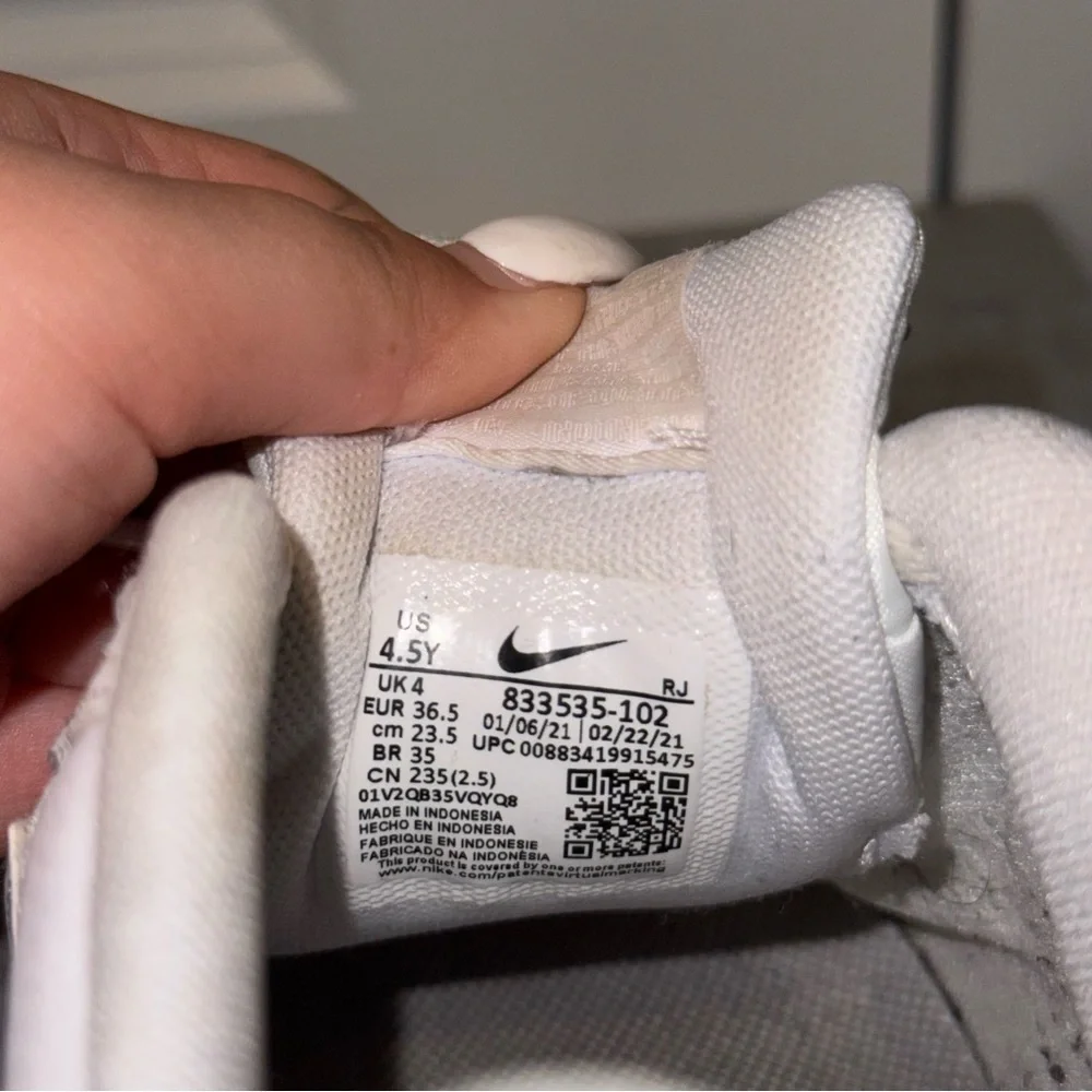 Used White Nike Size 4.5Y